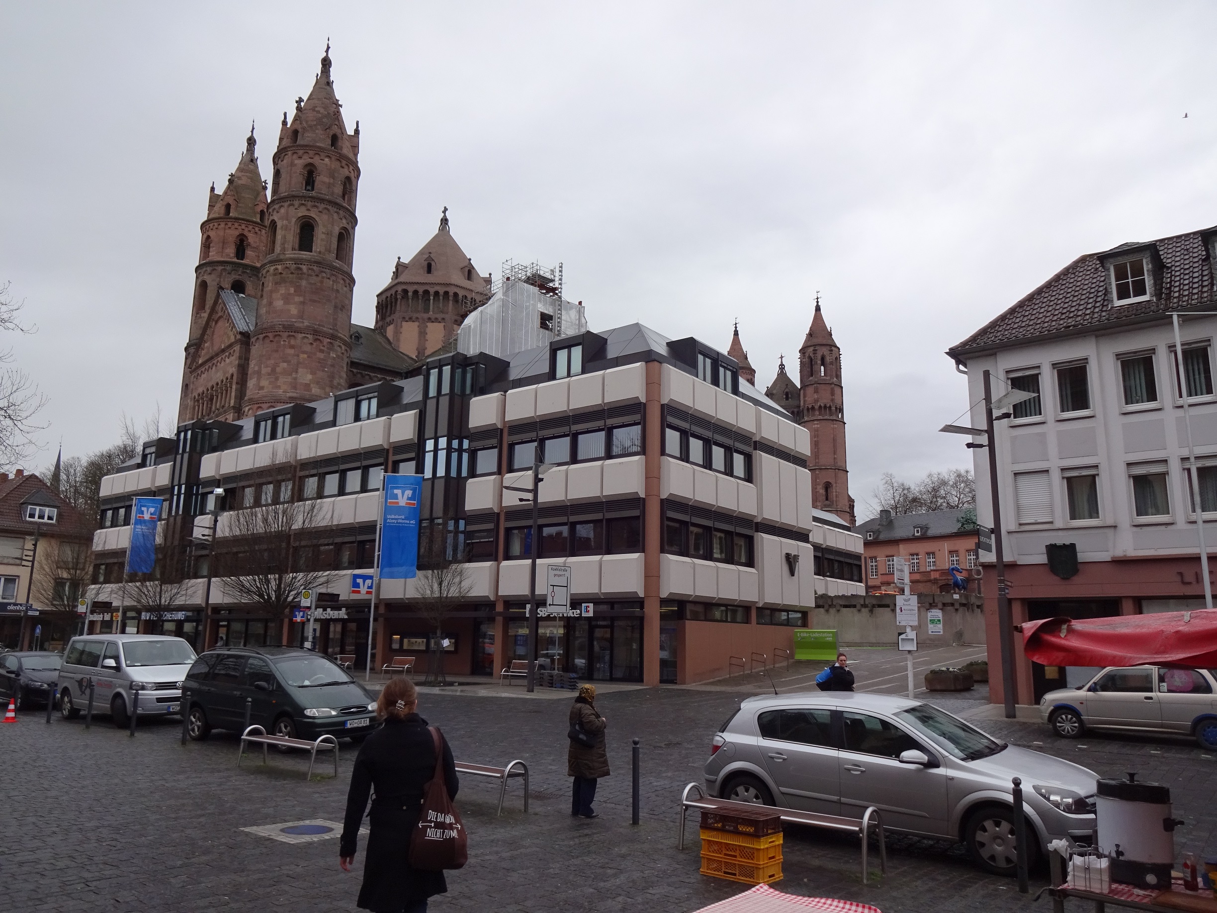 Sankt Petersdomen med efterkrigstida byggnader i förgrunden. Också domen har förstörts och renoverats flera gånger.